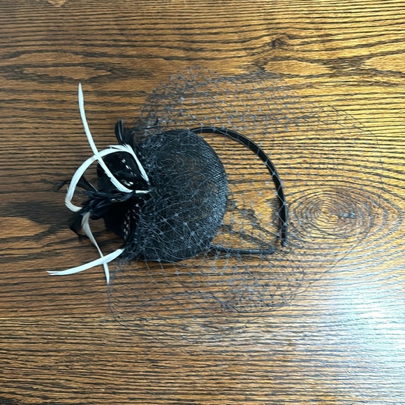 Black and white fascinator - Picture 4 of 7